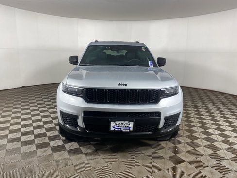 Used 2023 Jeep Grand Cherokee L Laredo image 5