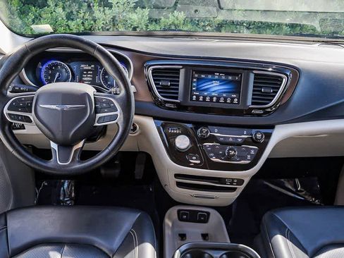 Used 2020 Chrysler Voyager Lxi image 12