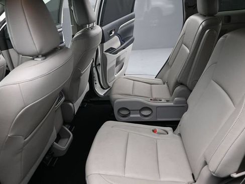 Used 2019 Toyota Highlander Limited FWD image 16