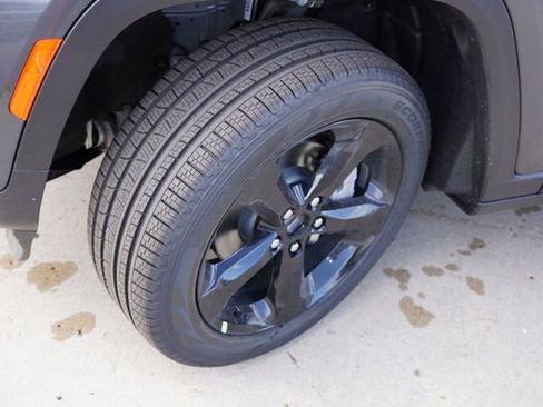 New 2025 Jeep Grand Cherokee Limited w/ Black Appearance Package image 9