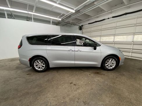 Used 2024 Chrysler Pacifica Touring-L image 7