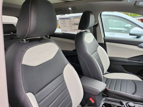 New 2025 Volkswagen Taos SEL image 17
