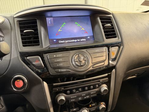 Used 2017 Nissan Pathfinder SV image 19