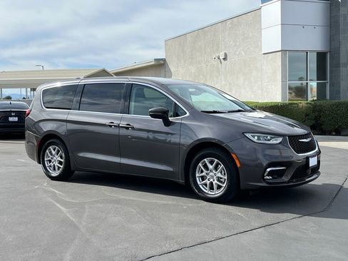 Used 2023 Chrysler Pacifica Touring-L image 1