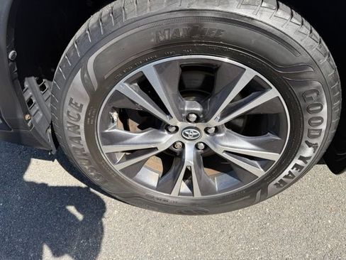 Used 2018 Toyota Highlander LE AWD/4WD image 9