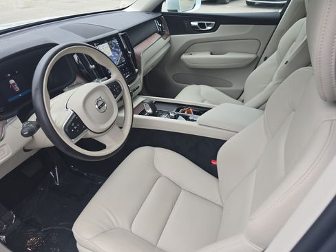 Used 2022 Volvo XC60 B5 Momentum w/ Advanced Package FWD image 15