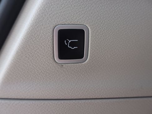 Used 2024 Chrysler Pacifica Touring-L image 25