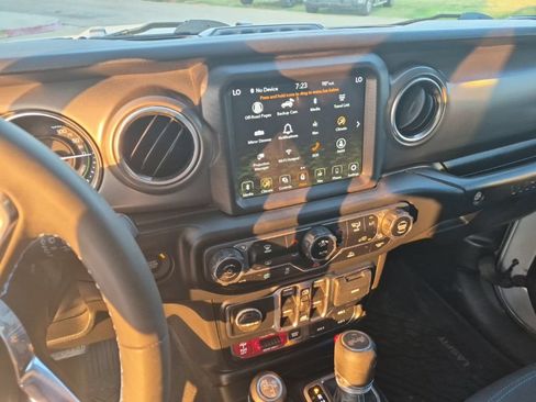 Used 2023 Jeep Wrangler Unlimited Rubicon 4xe AWD/4WD image 15