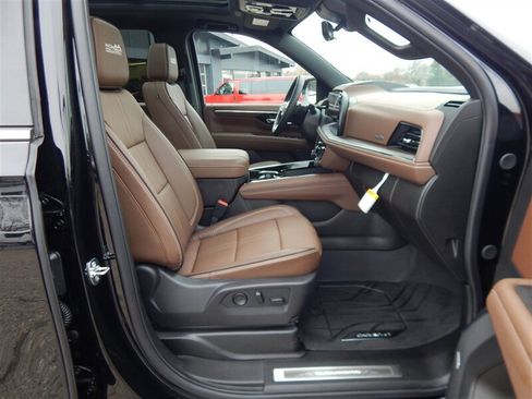 Used 2026 Chevrolet Suburban High Country w/ Sun And Tow Package image 18