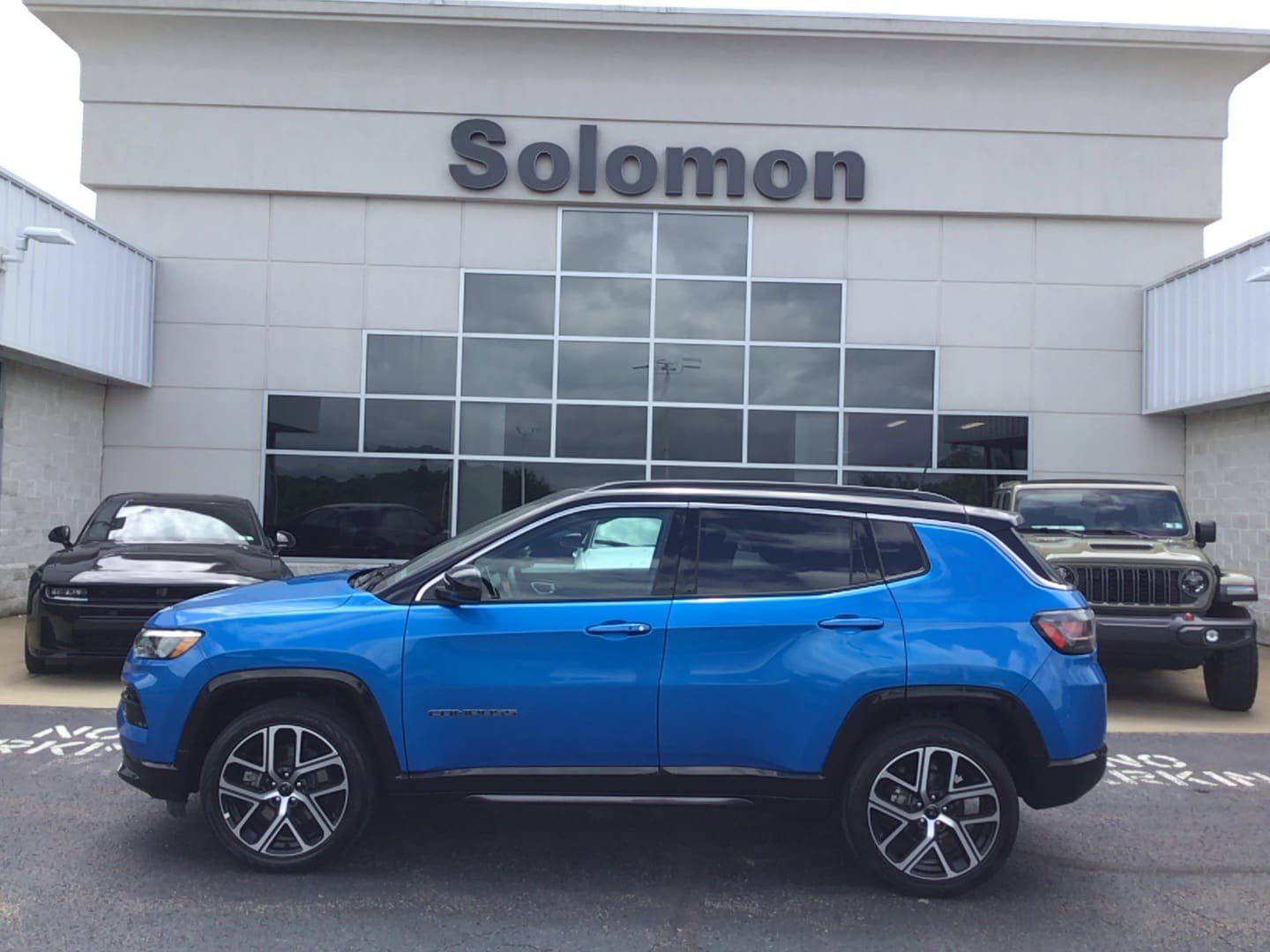 Certified 2025 Jeep Compass Limited w/ Elite Group AWD/4WD image 1