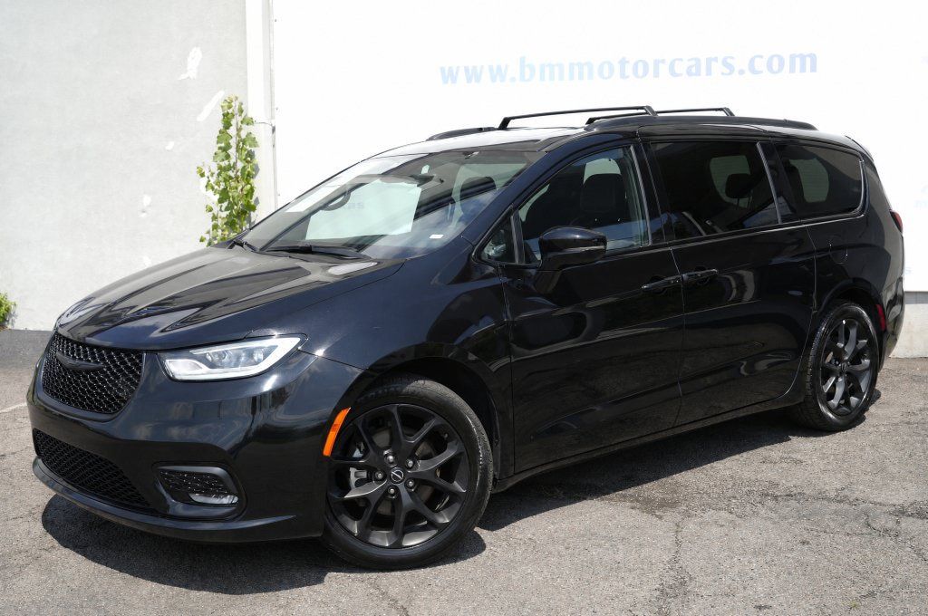 Used 2025 Chrysler Pacifica Limited FWD image 2