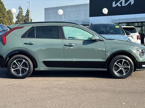 Used 2024 Kia Niro SX image 3