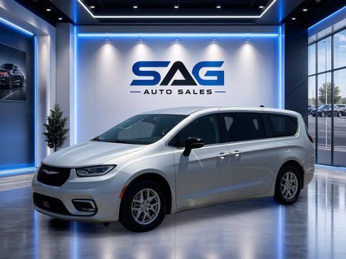 Used 2024 Chrysler Pacifica Touring-L FWD image 9