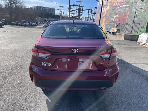 Used 2022 Toyota Corolla LE image 4