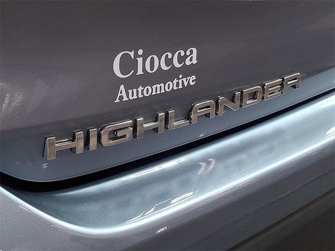 Used 2020 Toyota Highlander LE image 29