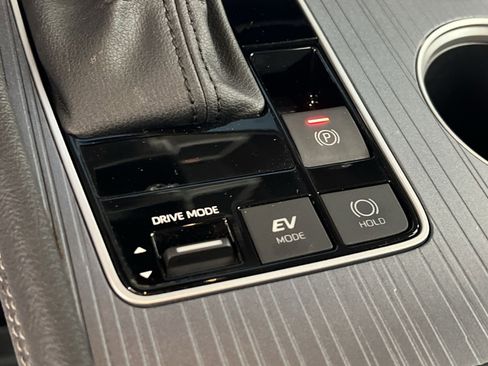 Used 2025 Toyota Sienna XLE image 32