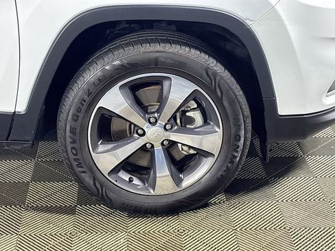 Used 2022 Jeep Cherokee Limited AWD/4WD image 23