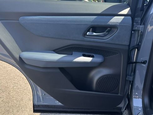 Used 2025 Nissan Ariya Platinum image 24