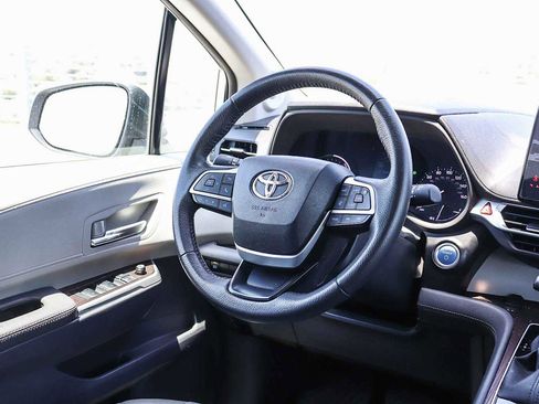 Used 2023 Toyota Sienna XLE w/ XLE Plus Package FWD image 14
