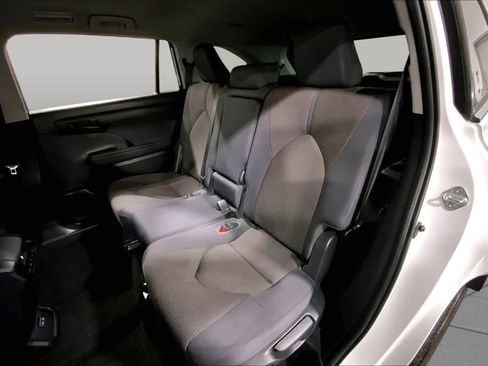 Used 2023 Toyota Highlander LE FWD image 21