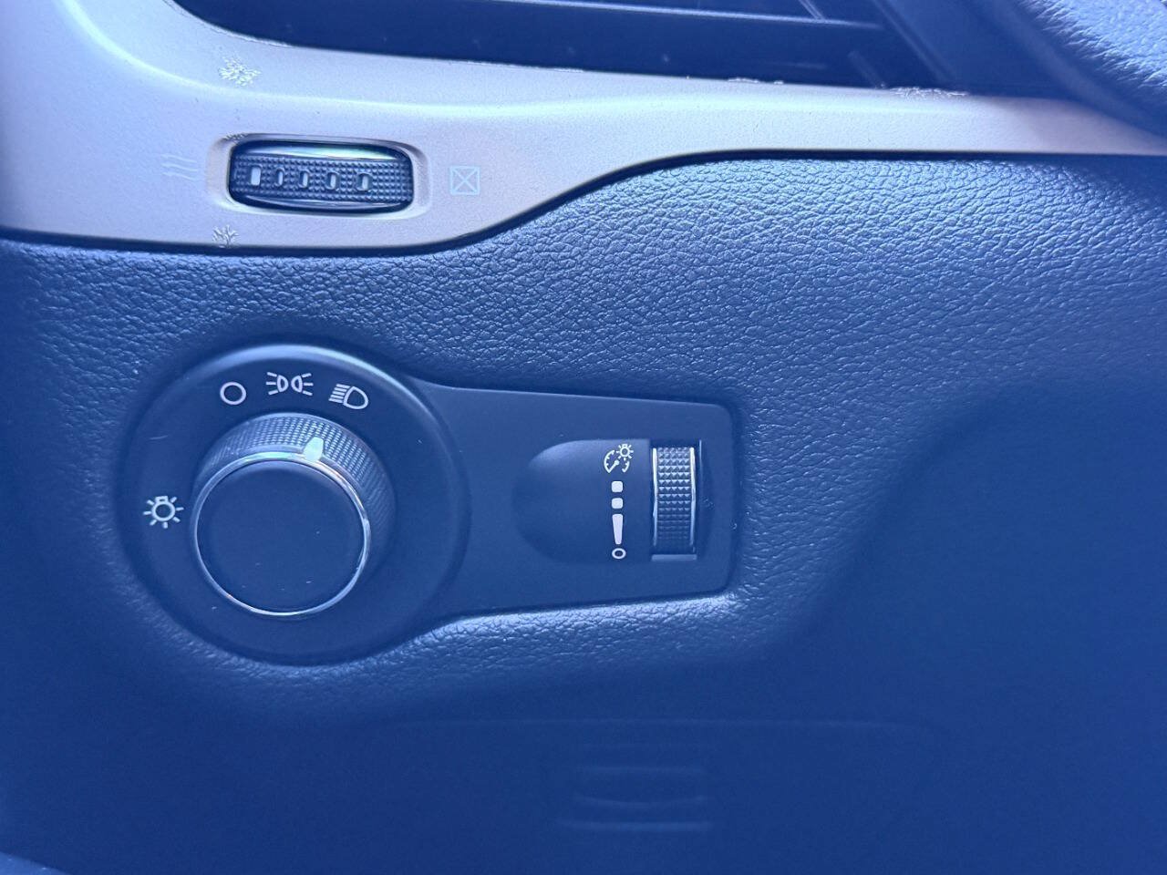 Used 2017 Jeep Cherokee Sport w/ Cold Weather Group FWD image 32
