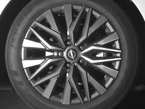 Used 2025 Nissan Altima 2.5 SV FWD image 13