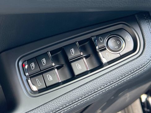 Certified 2026 Porsche Macan AWD/4WD image 13