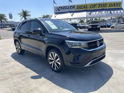 Used 2022 Volkswagen Taos SE FWD image 2