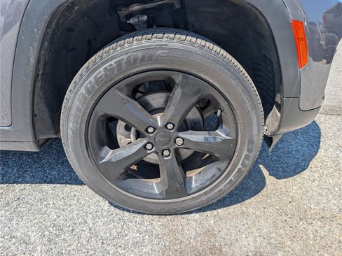 Used 2023 Jeep Grand Cherokee Altitude image 9