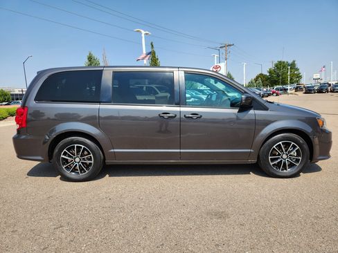 Used 2019 Dodge Grand Caravan GT FWD image 2