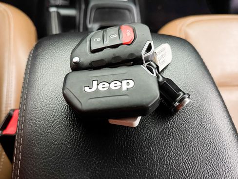 Used 2022 Jeep Wrangler Unlimited Sahara AWD/4WD image 36
