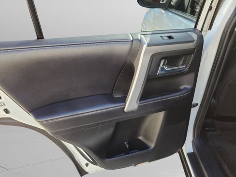 Used 2018 Toyota 4Runner SR5 AWD/4WD image 10
