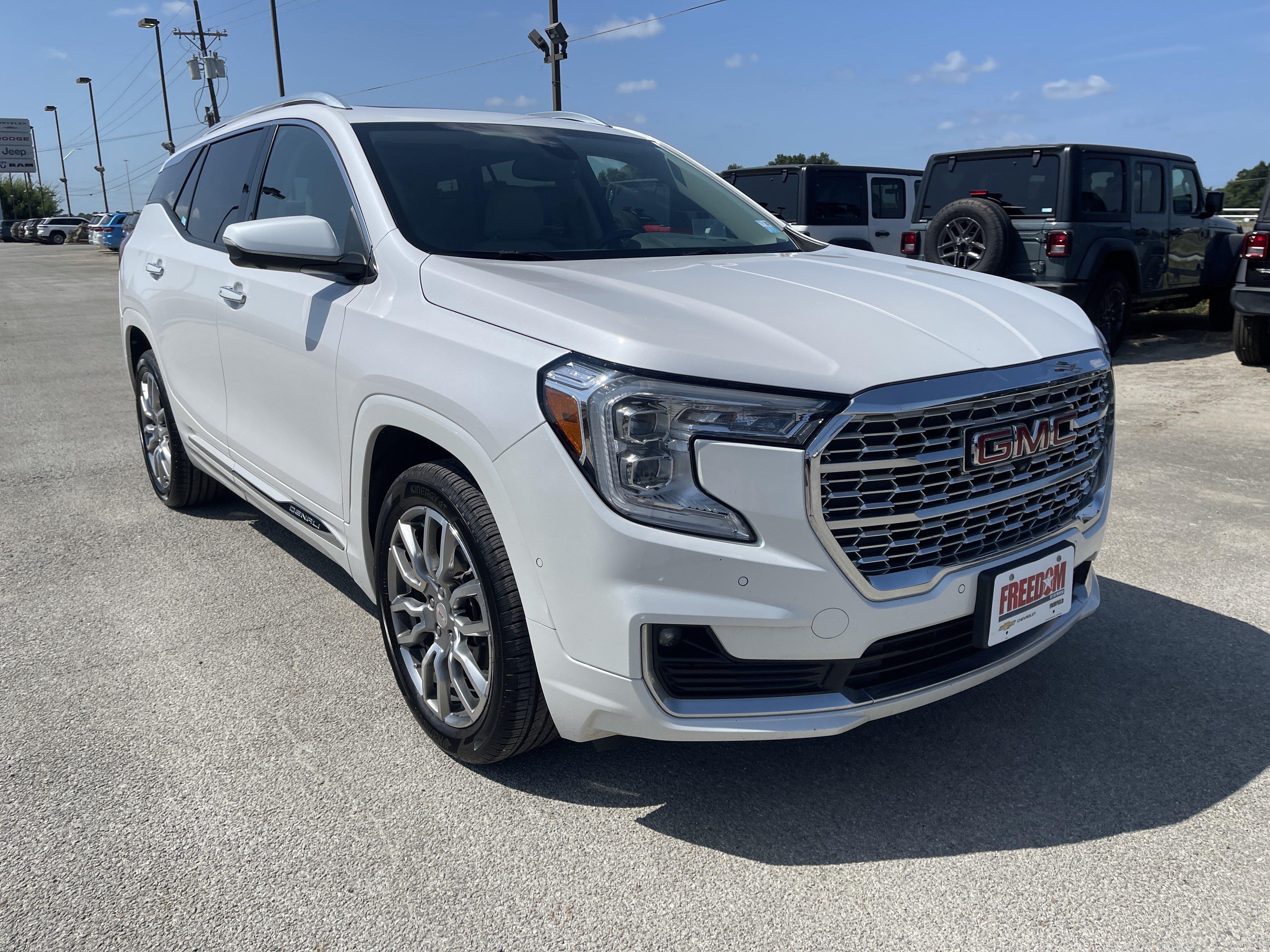 Used 2023 GMC Terrain Denali w/ Denali Premium Package AWD/4WD image 2