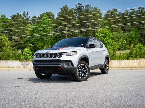 Used 2024 Jeep Compass Trailhawk AWD/4WD image 1