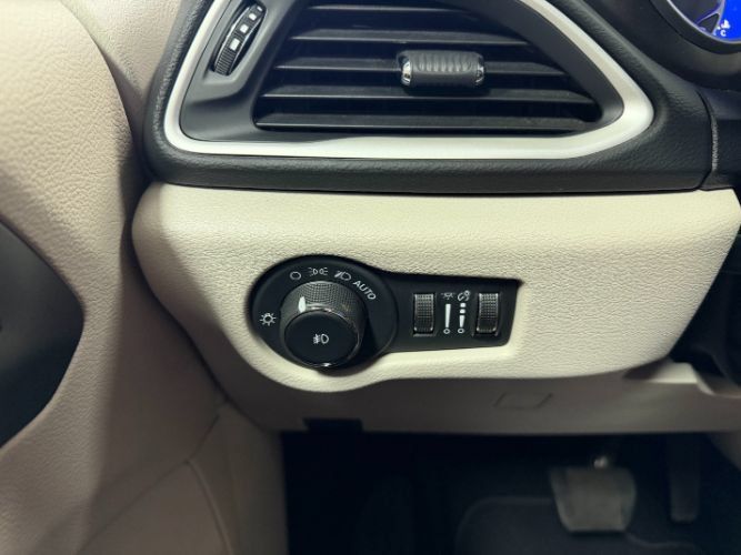 Used 2024 Chrysler Pacifica Touring-L FWD image 13