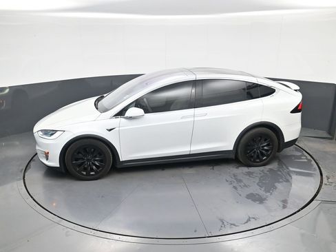 Used 2018 Tesla Model X 75D image 30