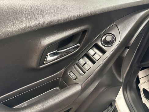 Used 2018 Chevrolet Trax LT w/ LT Convenience Package AWD/4WD image 34
