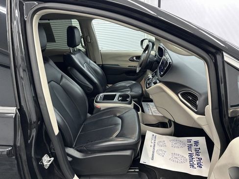 Used 2023 Chrysler Pacifica Touring-L FWD image 15