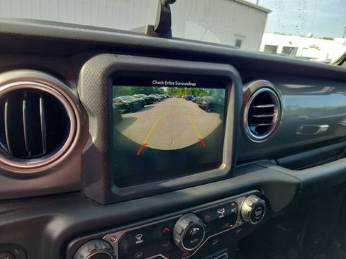 Used 2018 Jeep Wrangler Unlimited Sahara image 18