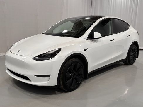 Used 2024 Tesla Model Y Long Range image 1