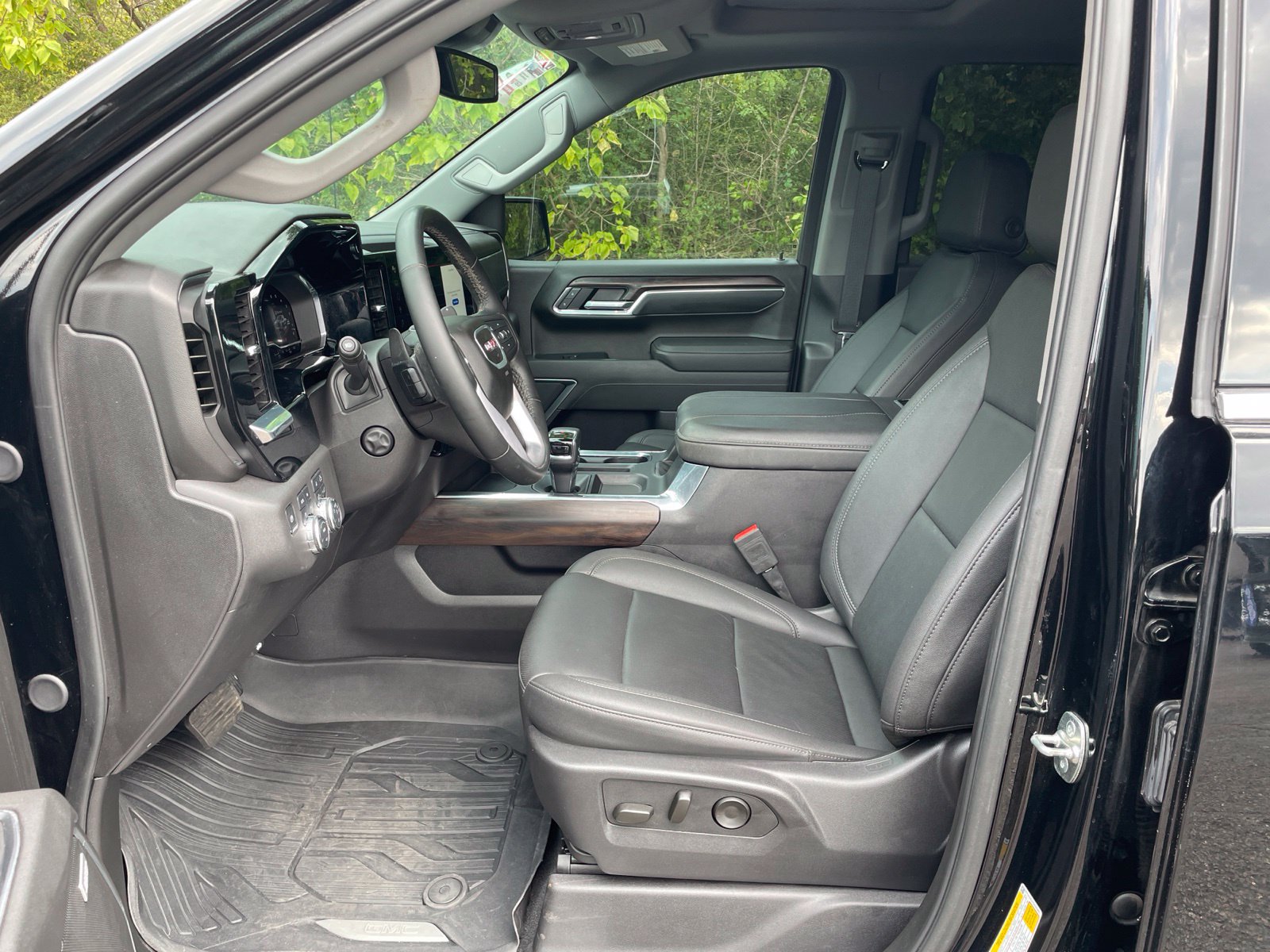 Used 2025 GMC Sierra 1500 SLT AWD/4WD image 11