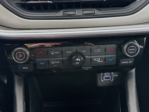 Used 2025 Jeep Compass Limited image 32