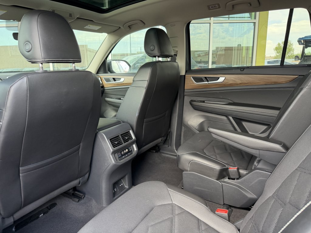 Used 2024 Volkswagen Atlas SE w/ Panoramic Sunroof Package FWD image 37