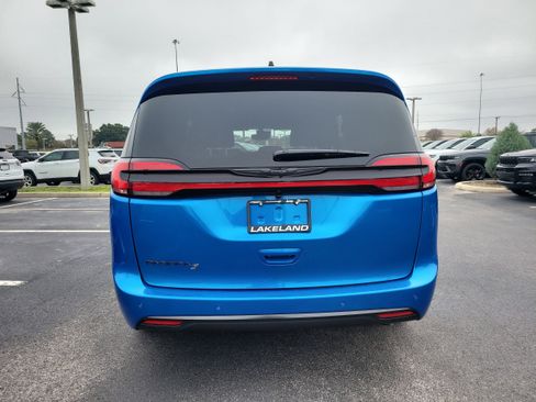 New 2026 Chrysler Pacifica Select image 7