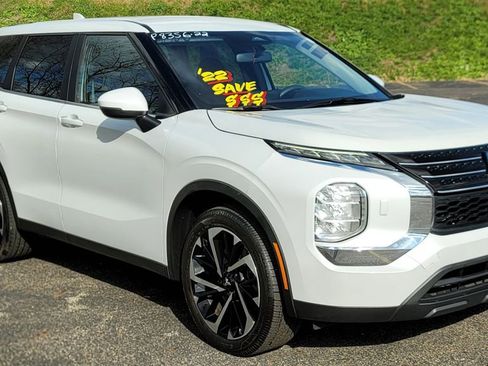 Used 2022 Mitsubishi Outlander ES image 2