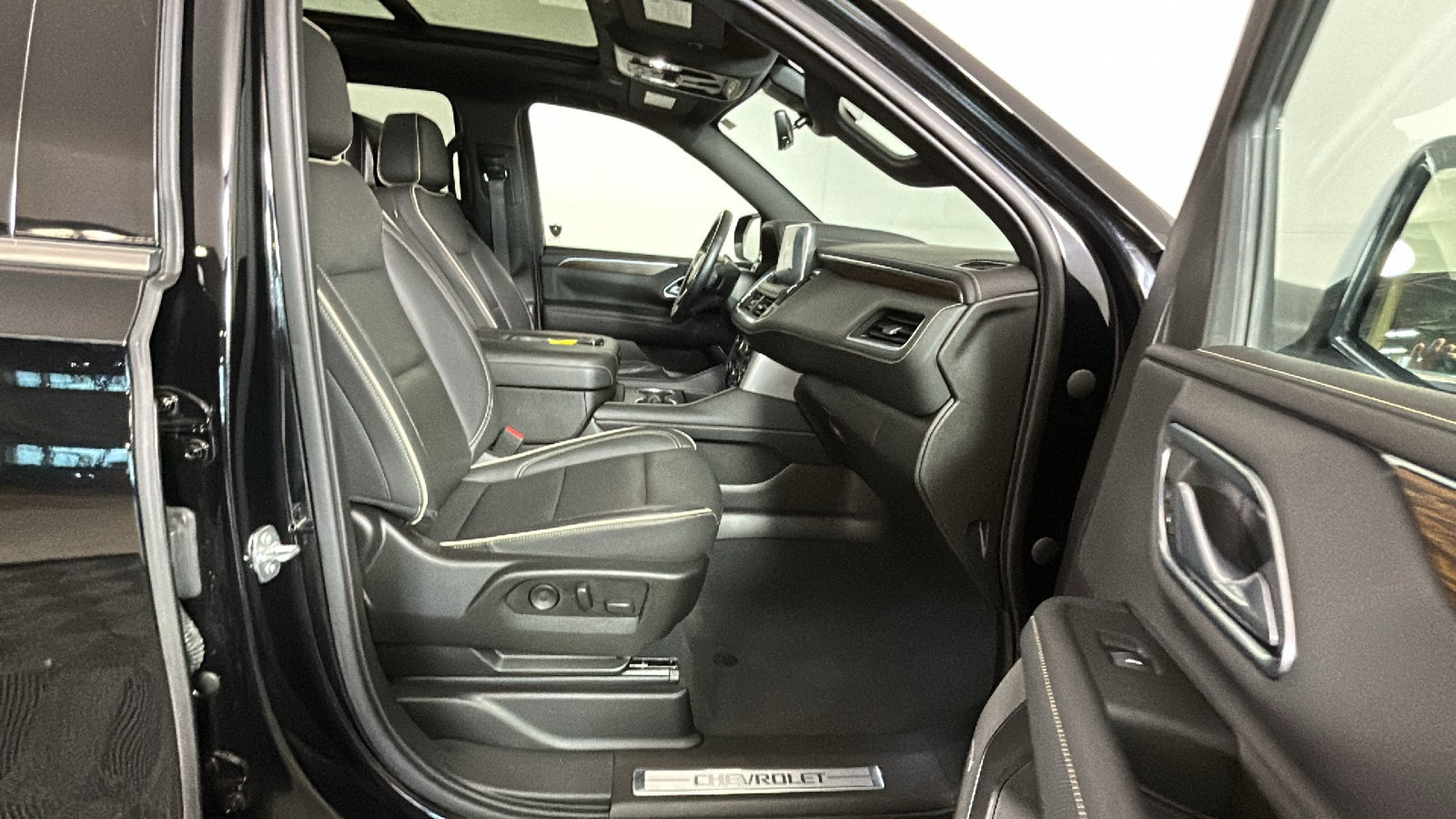 Used 2021 Chevrolet Suburban Premier w/ Premium Package RWD image 34