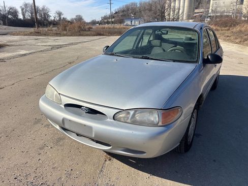 Used 2001 Ford Escort Sedan image 3