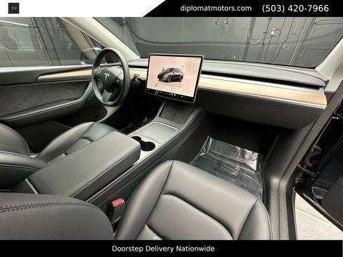 Used 2025 Tesla Model Y Long Range image 19