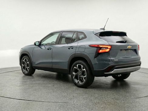 Used 2025 Chevrolet Trax LT FWD image 6