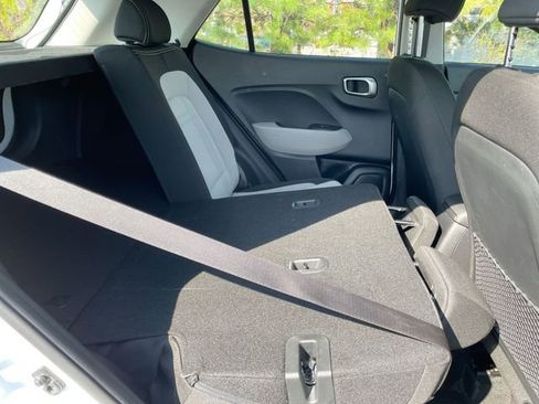 Used 2025 Hyundai Venue SEL FWD image 17